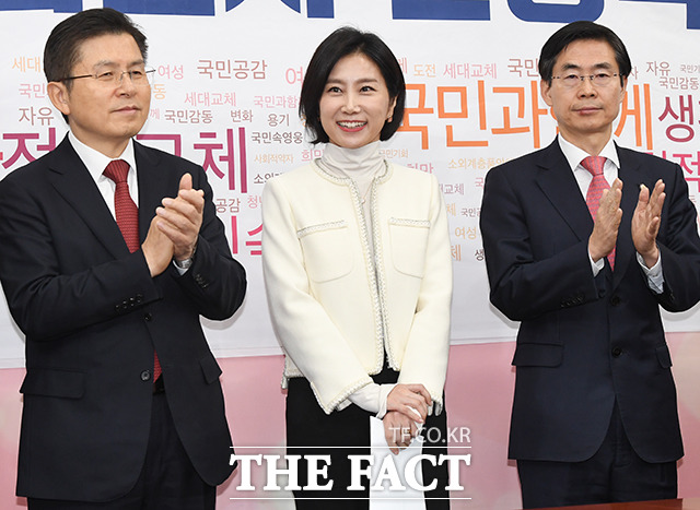 자유한국당 7호 영입 인재 허은아 한국이미지전략연구소장(가운데)이 23일 오전 서울 여의도 국회에서 열린 2020 영입인사 환영식에 참석해 소감을 밝히고 있다. / 국회=배정한 기자