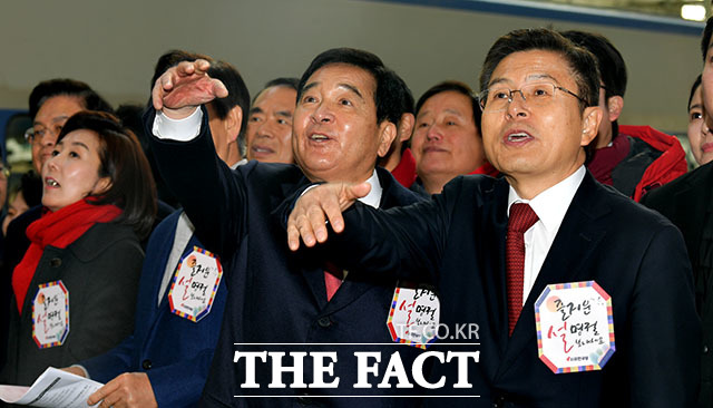 자유한국당 황교안 대표(오른쪽), 심재철 원내대표 및 지도부가 23일 오전 서울 용산구 서울역 승강장에서 귀성객들에게 명절 인사를 하고 있다./이덕인 기자