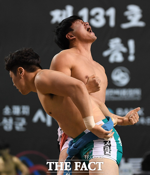 2020 홍성설날장사씨름대회가 23일 오전 충청남도 홍성군 홍주문화체육센터에서 열린 가운데 금강장사(90kg 이하) 예선전이 진행되고 있다. /홍성=임세준 기자