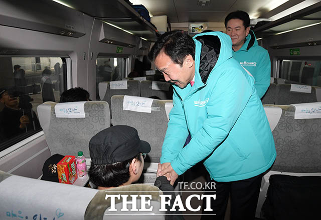 손학규 대표를 비롯한 바른미래당 관계자들이 23일 오후 서울 용산역 KTX 열차에서 귀성길의 시민에게 인사를 하고 있다. /김세정 기자