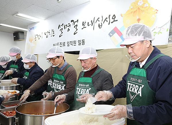 하이트진로 임직원 30여 명이 23일 서울역 인근 무료급식소 따스한 채움터를 찾아 떡국 배식 봉사를 펼쳤다. /하이트진로 제공