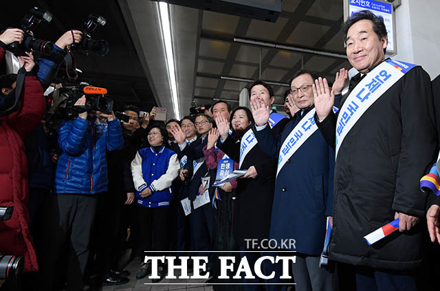 이낙연 전 국무총리(오른쪽)와 이해찬 대표를 비롯한 더불어민주당 관계자들이 23일 오전 서울 용산역 승강장에서 귀성길의 시민들에게 인사를 하고 있다. /김세정 기자
