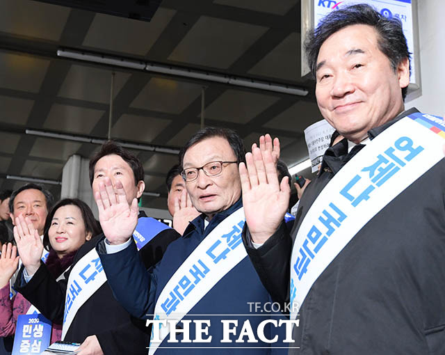 이낙연 전 국무총리와 이해찬 대표, 이인영 원내대표(오른쪽부터)를 비롯한 더불어민주당 관계자들이 23일 오전 서울 용산역 승강장에서 귀성길의 시민들에게 인사를 하고 있다. /김세정 기자