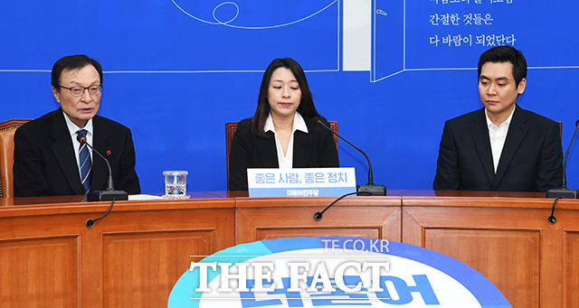 이해찬 더불어민주당 대표(왼쪽)가 23일 오전 서울 여의도 국회 당대표 회의실에서 12번째 영입인사인 태호 엄마 이소현 씨(가운데)를 소개하고 있다. / 국회=배정한 기자