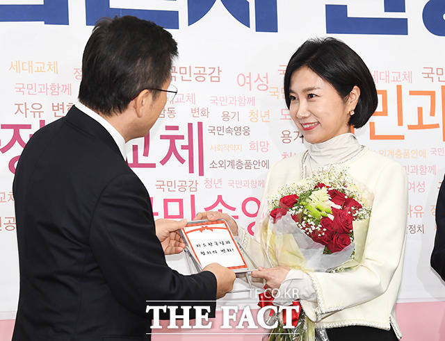 자유한국당 7호 영입 인재 허은아 한국이미지전략연구소장이 23일 오전 서울 여의도 국회에서 열린 2020 영입인사 환영식에 참석해 황교안 대표(왼쪽)에게 탁상거울을 선물 받고 있다. / 국회=배정한 기자