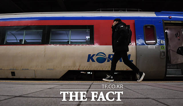 설을 이틀 앞둔 23일 오전 서울 용산역에서 한 귀성객이 열차에 탑승하기 위해 이동하고 있다. /김세정 기자