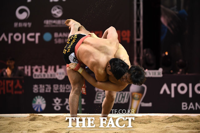 2020 홍성설날장사씨름대회가 23일 오전 충청남도 홍성군 홍주문화체육센터에서 열린 가운데 금강장사(90kg 이하) 예선전이 진행되고 있다. /홍성=임세준 기자