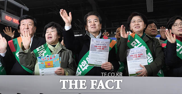 정동영 대표(가운데)를 비롯한 민주평화당 관계자들이 23일 오전 서울 용산역 승강장에서 귀성길의 시민들에게 인사를 하고 있다. /김세정 기자