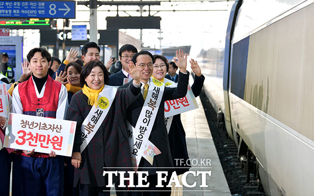 정의당 심상정 대표(왼쪽 두번째) 및 지도부가 23일 오전 서울 용산구 서울역 승강장에서 귀성객들에게 명절 인사를 하고 있다./이덕인 기자