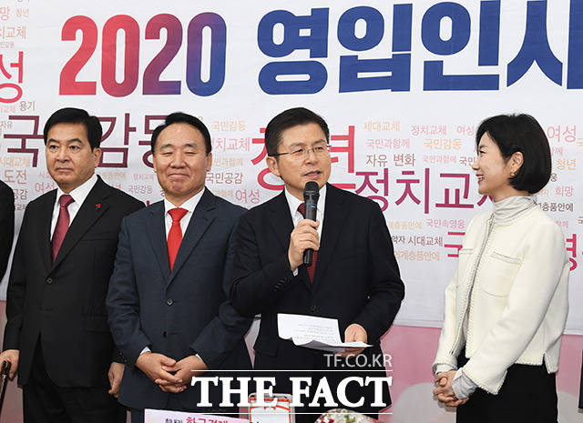 황교안 한국당 대표(왼쪽 세 번째)가 23일 오전 국회에서 열린 영입인사 환영식에 참석해 올해 일곱 번째 인재 허은아 한국이미지전략연구소 소장(오른쪽)을 소개하고 있다. / 배정한 기자