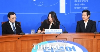 [TF포토] 더불어민주당 입당원서에 서명하는 '태호 엄마' 이소현 씨