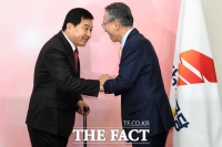 [TF포토] 악수 나누는 심재철-김형오