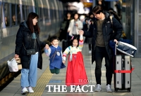 [TF포토] 한복 입고 '펄쩍~' 엄마 아빠 손잡고 떠나는 귀성길