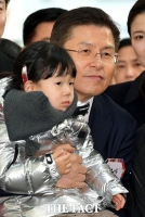 [TF포토] 황교안 , ‘아가야 고향가자~‘