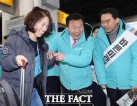 [TF포토] 반갑게 인사하는 손학규 대표