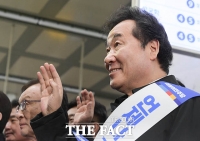 [TF포토] 밝은 미소로 인사하는 이낙연 전 총리