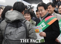 [TF포토] 시민들과 인사 나누는 정동영 대표