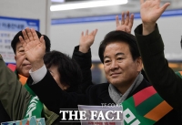 [TF포토] 귀성객들에게 인사하는 정동영 대표