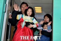 [TF포토] '풍성한 설 명절 되세요~' 손 흔드는 귀성객 가족