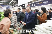  카트 민 文대통령 챙긴 김정숙 여사 '당신 목 안 좋잖아'