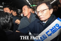 [TF포토] 장애인 단체 항의 피해 이동하는 이해찬 대표