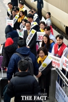 [TF포토] 귀성객에게 환하게 미소 짓는 심상정