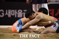 [TF포토] '치열한 샅바 싸움'