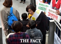 [TF포토] 아이들에게 설 인사 전하는 심상정 대표