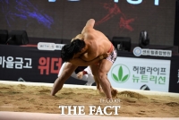 [TF포토] '격렬한 잡채기 기술'