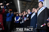 [TF포토] 귀성객들에게 인사하는 더불어민주당