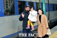 [TF포토] '다녀올게요~' 손 흔들며 고향가는 가족