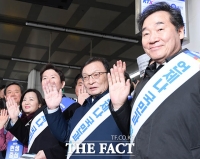 [TF포토] 귀성객에게 인사하는 이낙연-이해찬-이인영