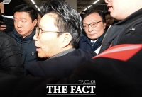 [TF포토] 장애인 단체 항의 피해 이동하는 이해찬