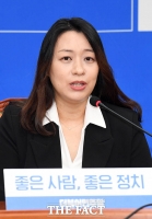 [TF포토] 더불어민주당 입당한 '태호 엄마' 이소현 씨