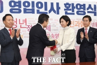 [TF포토] 꽃다발 받는 허은아