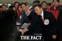 [TF포토] 귀성객과 악수하는 황교안 대표