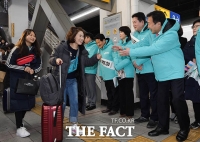 [TF포토] '고향 잘 다녀오세요' 귀성 인사하는 손학규