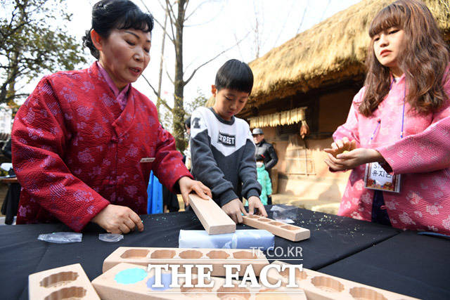 설 명절 연휴 첫날인 24일 오후 경기도 용인시 한국민속촌을 찾은 한 아이가 다식비누 만들기 행사를 즐기며 즐거운 시간을 보내고 있다. /용인=임세준 기자