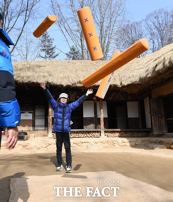 설 명절 연휴 첫날인 24일 오후 경기도 용인시 한국민속촌을 찾은 한 가족이 윷점보기 행사를 즐기며 즐거운 시간을 보내고 있다. /용인=임세준 기자