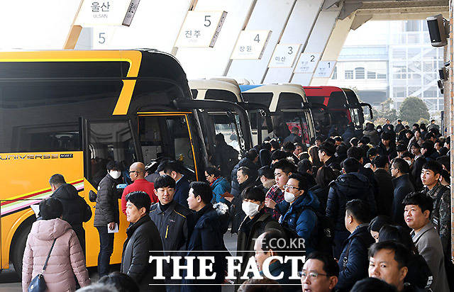 나흘간의 설 연휴가 시작된 24일 오전 서울 서초구 고속버스터미널 승강장에서 귀성객들이 버스를 기다리고 있다. /이효균 기자