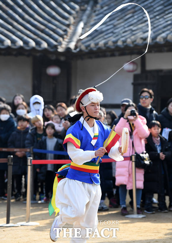 설 명절 연휴 첫날인 24일 오후 경기도 용인시 한국민속촌을 찾은 시민들이 지신밟기 행사를 즐기며 즐거운 시간을 보내고 있다. /용인=임세준 기자