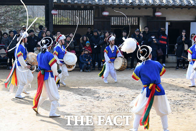 설 명절 연휴 첫날인 24일 오후 경기도 용인시 한국민속촌을 찾은 시민들이 지신밟기 행사를 즐기며 즐거운 시간을 보내고 있다. /용인=임세준 기자