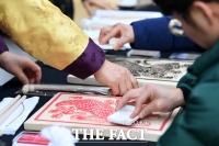 [TF포토] '액운막이 세화 찍어보세요~'