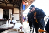 [TF포토] '복도 빌고, 기분 좋은 음복주도 한 잔!'