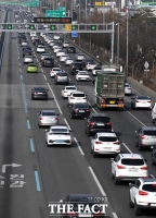 [TF포토] '언제쯤 도착하려나'