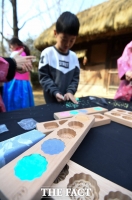 [TF포토] '먹지마세요!'…알록달록 다식비누 만들기