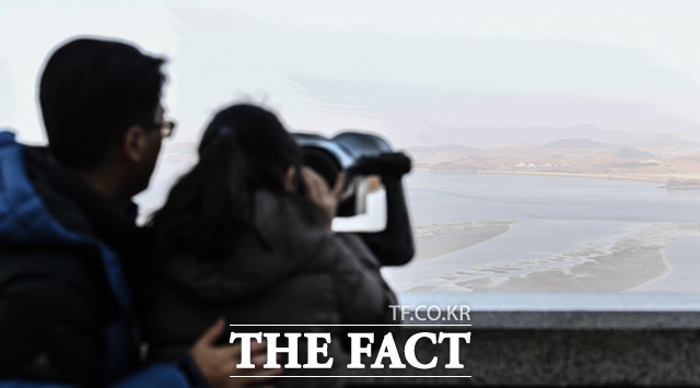 설날인 25일 오전 경기도 파주시 오두산통일전망대를 찾은 한 가족이 북한 황해북도 개풍군 마을을 바라보고 있다. /파주=임세준 기자