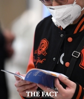 [TF포토] '마스크 낀 관광객'