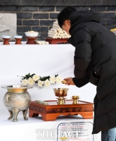 [TF포토] '북쪽에 계신 조상께 올리는 술 한잔'