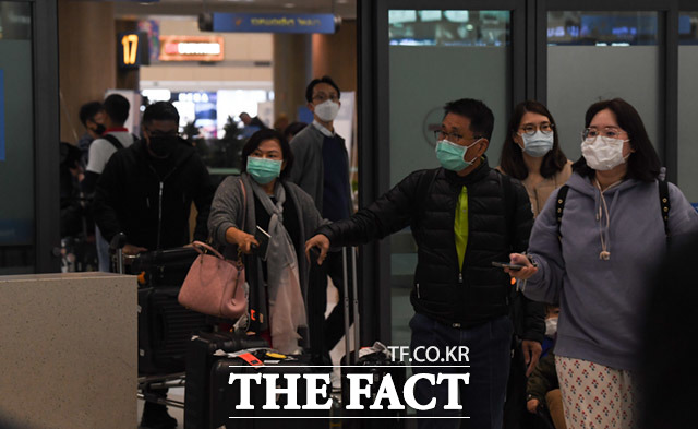 설날인 25일 오후 인천국제공항 제1터미널에 입국하는 관광객들이 우한 폐렴(신종 코로나바이러스)으로 인해 마스크를 끼고 입국하고 있다. /임세준 기자